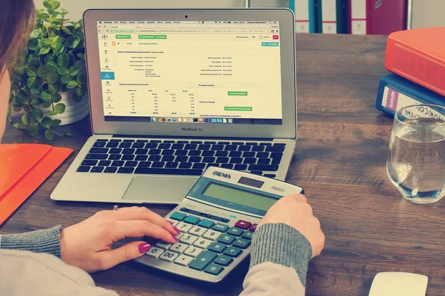 bookkeeping, accounting, taxes, settlement, calculator, money, business, finance, billing, documents, office, desk, secretariat, macbook, binder, folders, bookkeeping, bookkeeping, bookkeeping, accounting, accounting, accounting, accounting, accounting, taxes, calculator, money, money, money, finance, finance, finance, finance, billing. Consulting pay compared: billed hours versus the published average